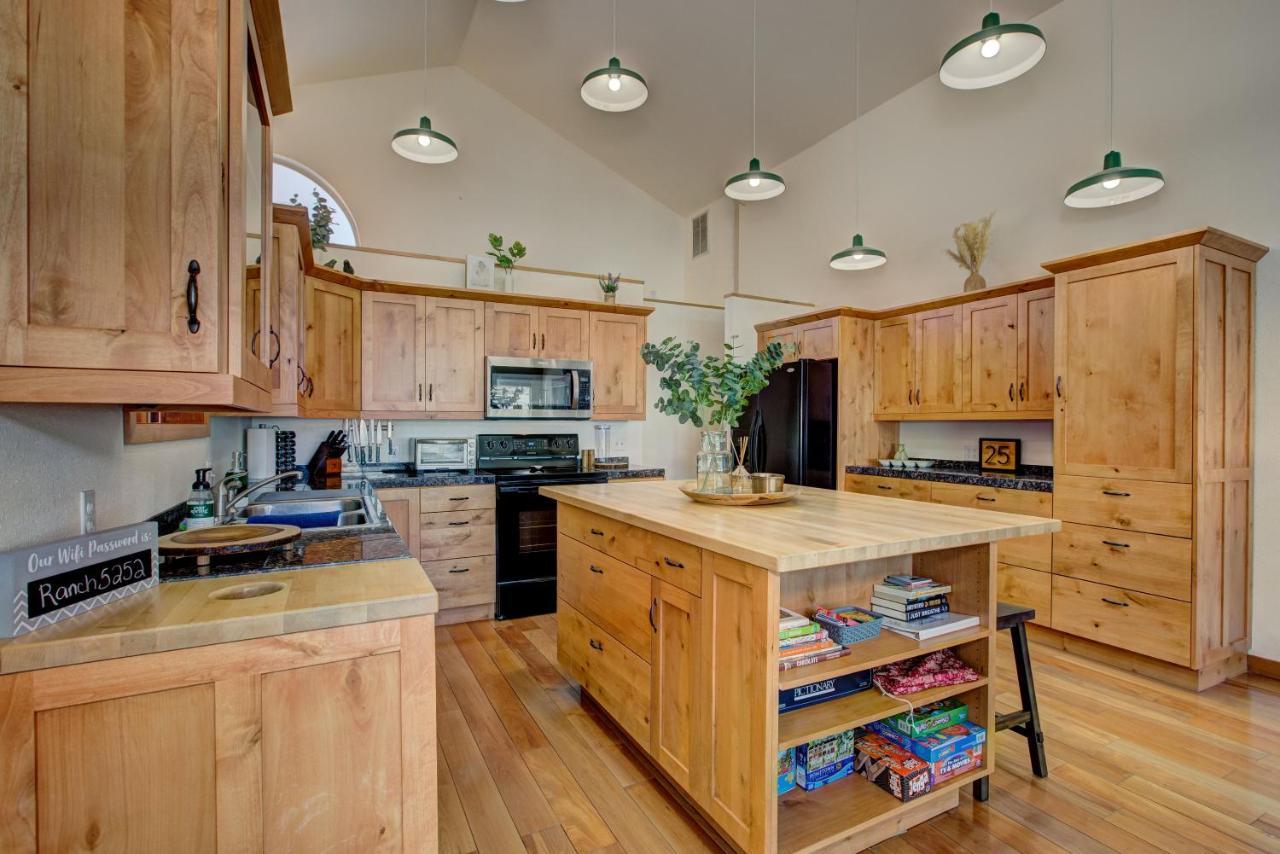 Twin Pines Cabin In Wilderness Ranch On Hwy 21, Amazing Views, 20 Ft Ceilings, Fully Fenced Yard, Pet Friendly, , Go Paddle Boarding At Lucky Peak, Or Snowshoeing In Idaho City And Take In The Hot Springs, Sleeps 10! Boise Exterior foto